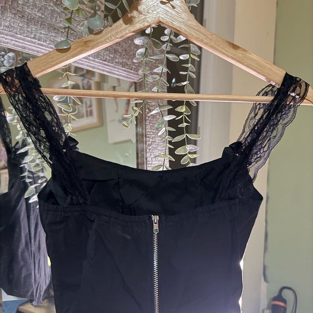 Elegant Black Lace Strap Corset Top - Picture 2 of 4